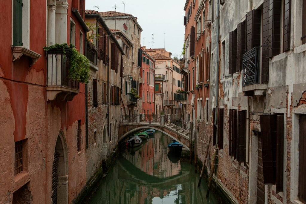 How Venice was built, why is sinking?
